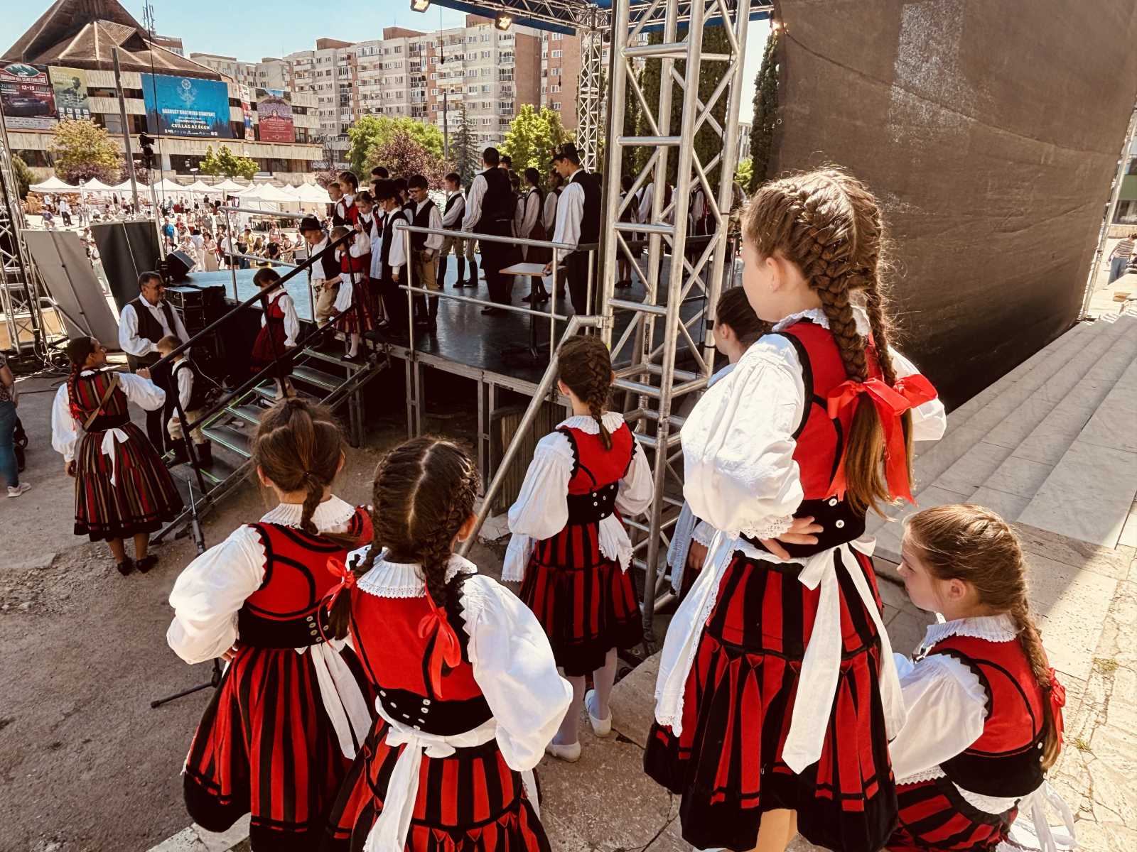 Egymást figyelve, mások praktikáit ellesve nemcsak élménnyel, hanem tapasztalattal is gazdagodnak a fiatalok.