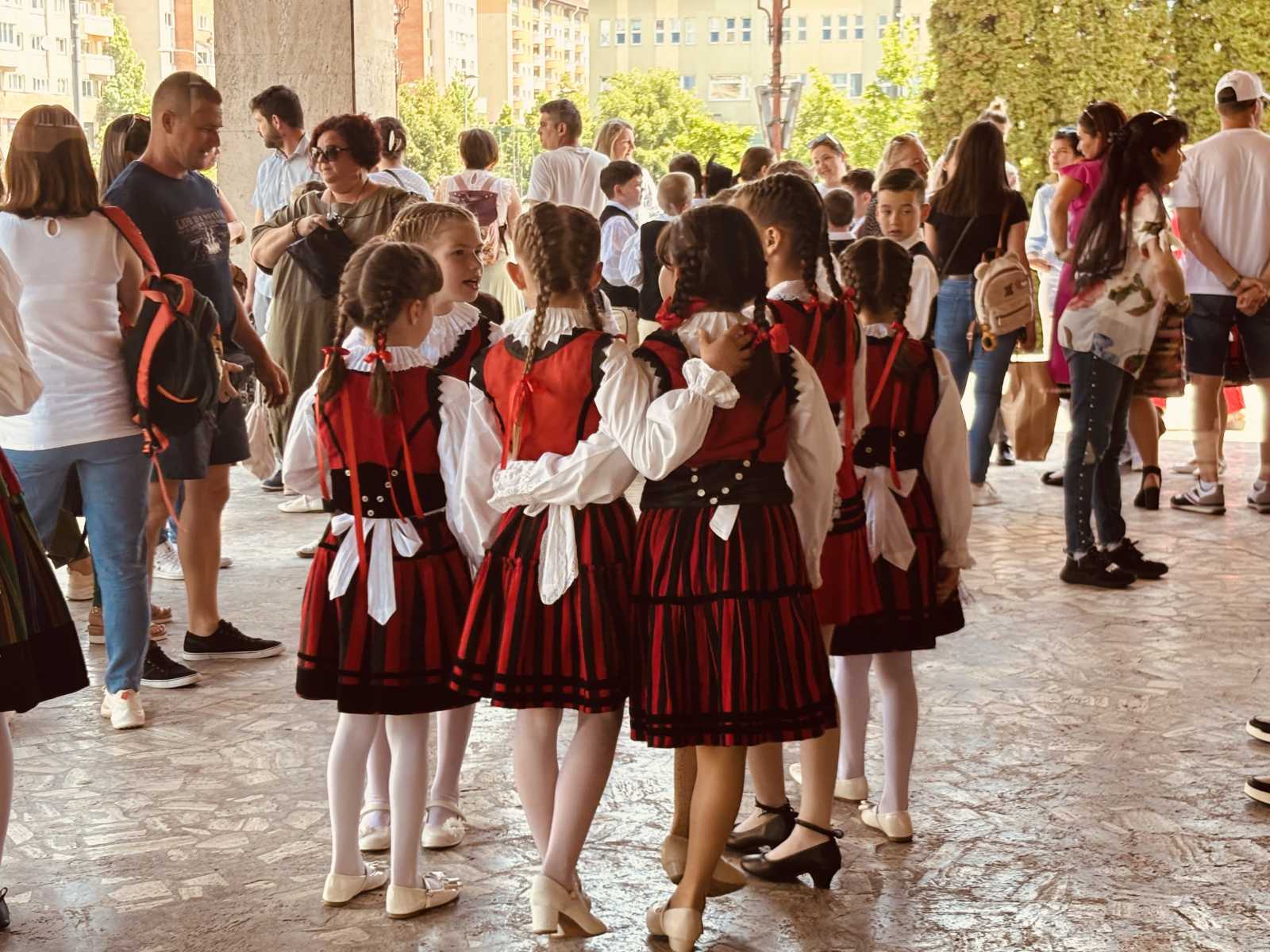 Nem beszélve azokról a barátságokról, amelyek itt szövődnek.