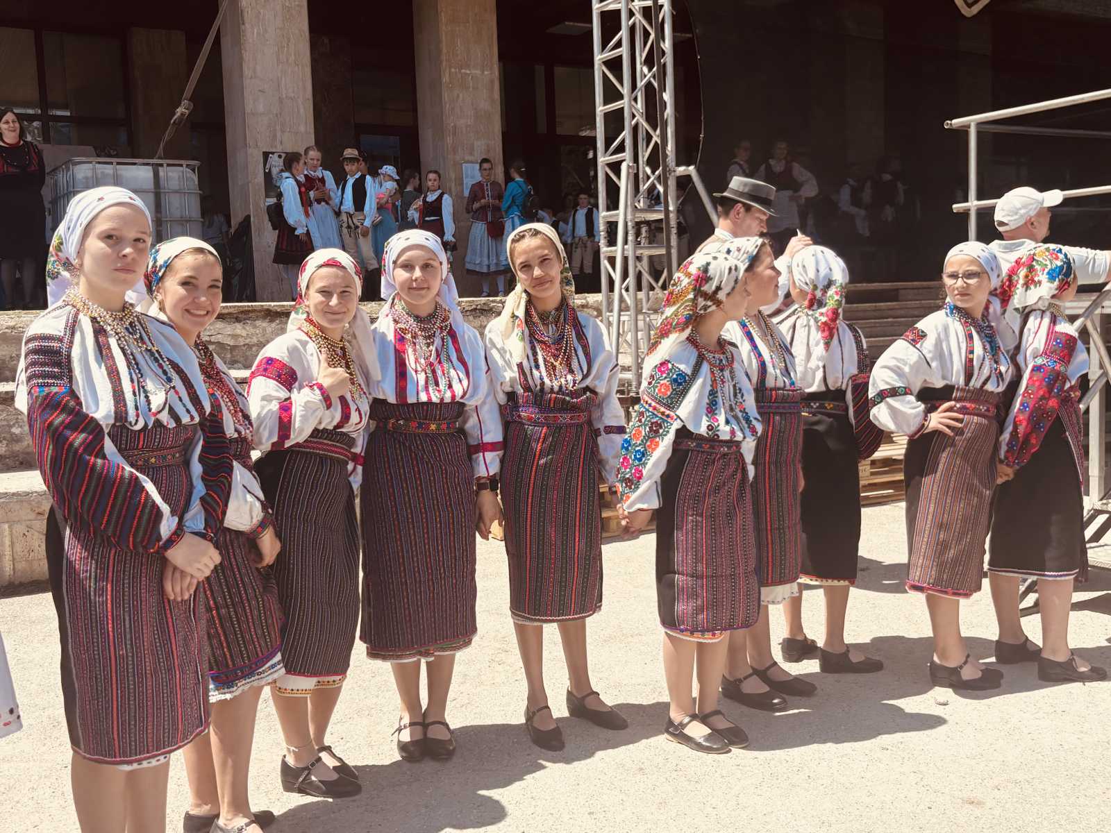 A legkülönlegesebb, ledíszesebb viseletüket öltötték magukra a fiatalok.