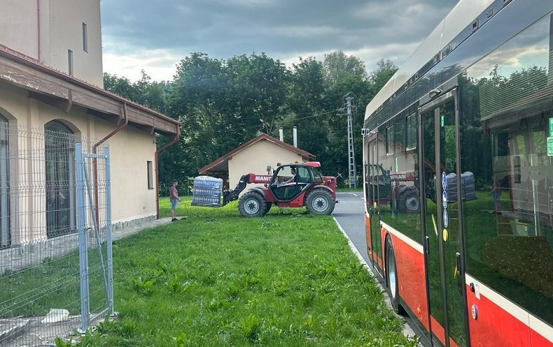 Osztják a palackozott vizet | Fotó: Belügyminisztérium Facebook oldala