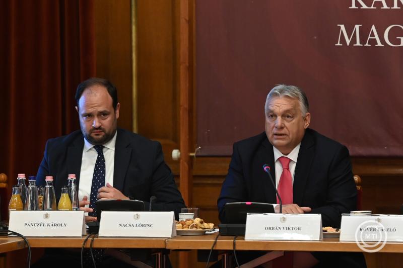 Nacsa Lőrinc nemzetpolitikai államtitkár és Orbán Viktor miniszterelnök a KMKF ülésén Fotó: MTI