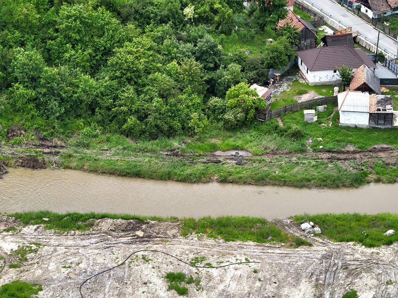 Dolgoznak, elterelik a patakot | Fotó: Belügyminisztérium Facebook oldala