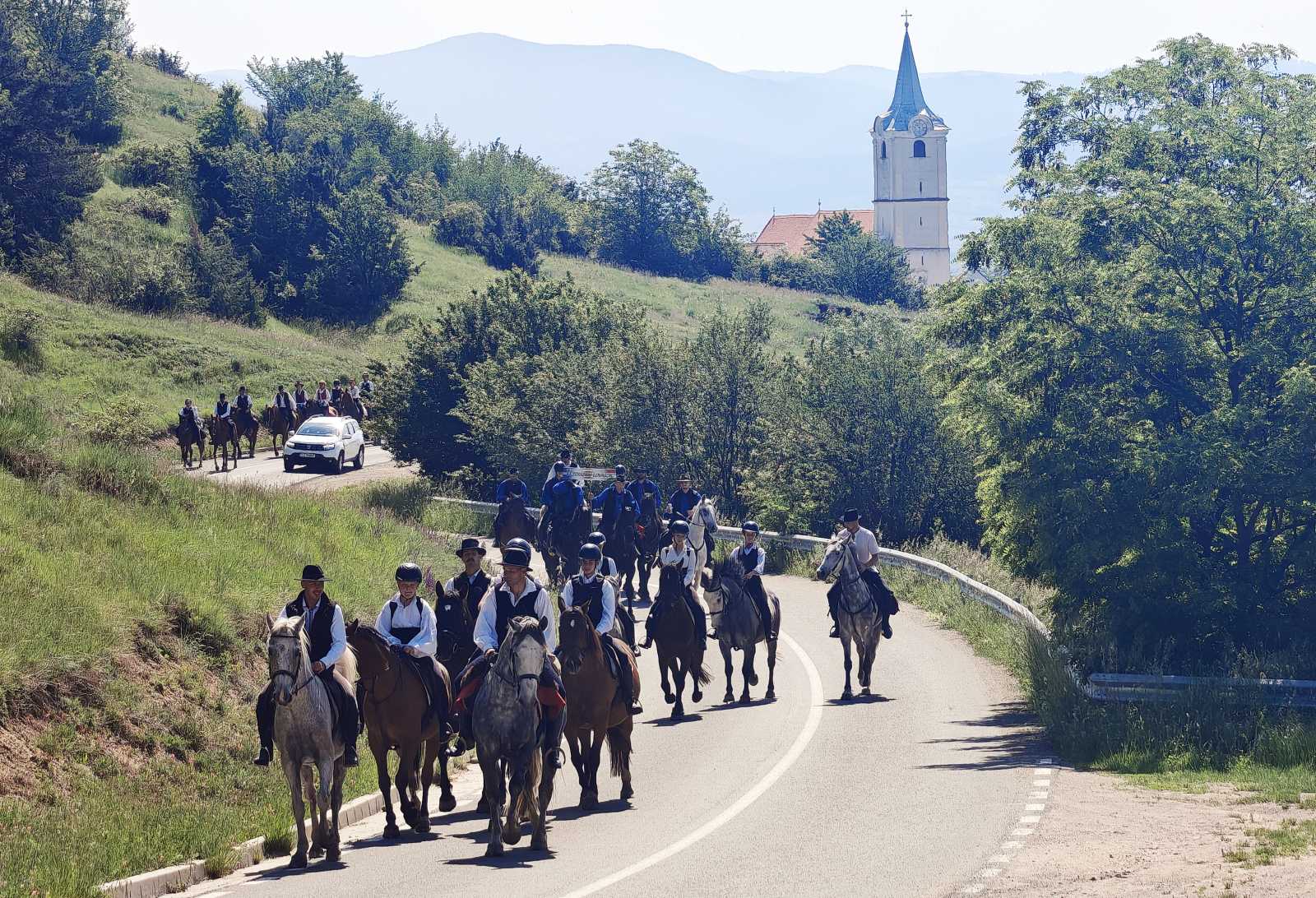 A lovasok haladnak a Perkőre vezető úton | Fotók: Nagy Imre