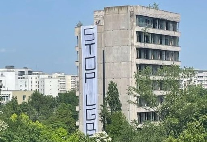 Óriás molinó szól a meleg közösség ellen | Fotó: MozaiQ/Facebook