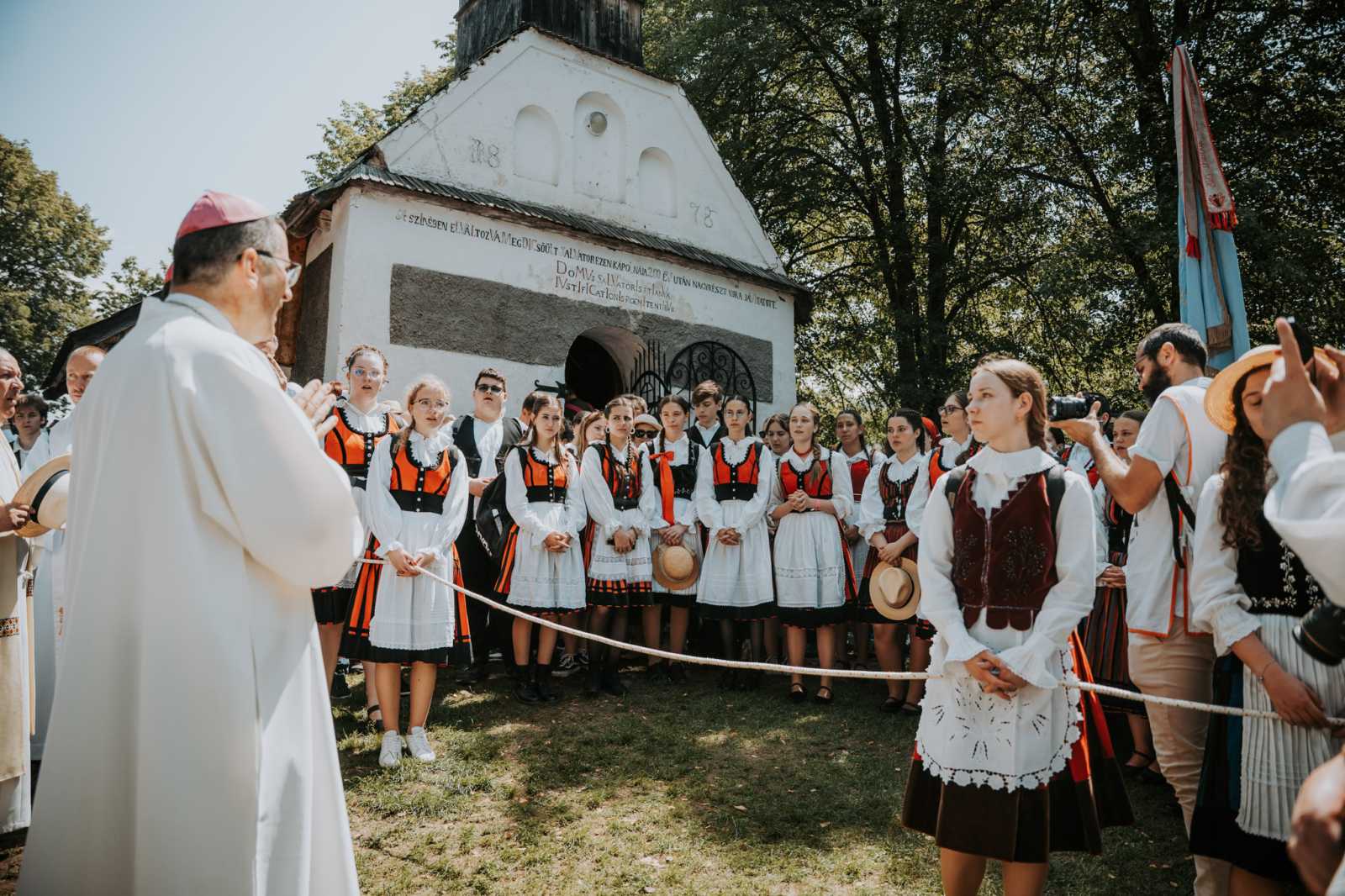 Gyönyörű, napsütéses szombatra ébredtek a zarándokok, bár a hőség már délelőtt elviselhetetlen volt, ez nem zavarta az embereket, sokan már korán a helyszínre érkeztek, hogy részt vegyenek az ünnepi szentmisén.