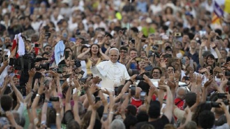 XIV. Leó pápa a pünkösd vasárnapot megelőző virrasztáson a Szent Péter téren | Fotó: Vatican News