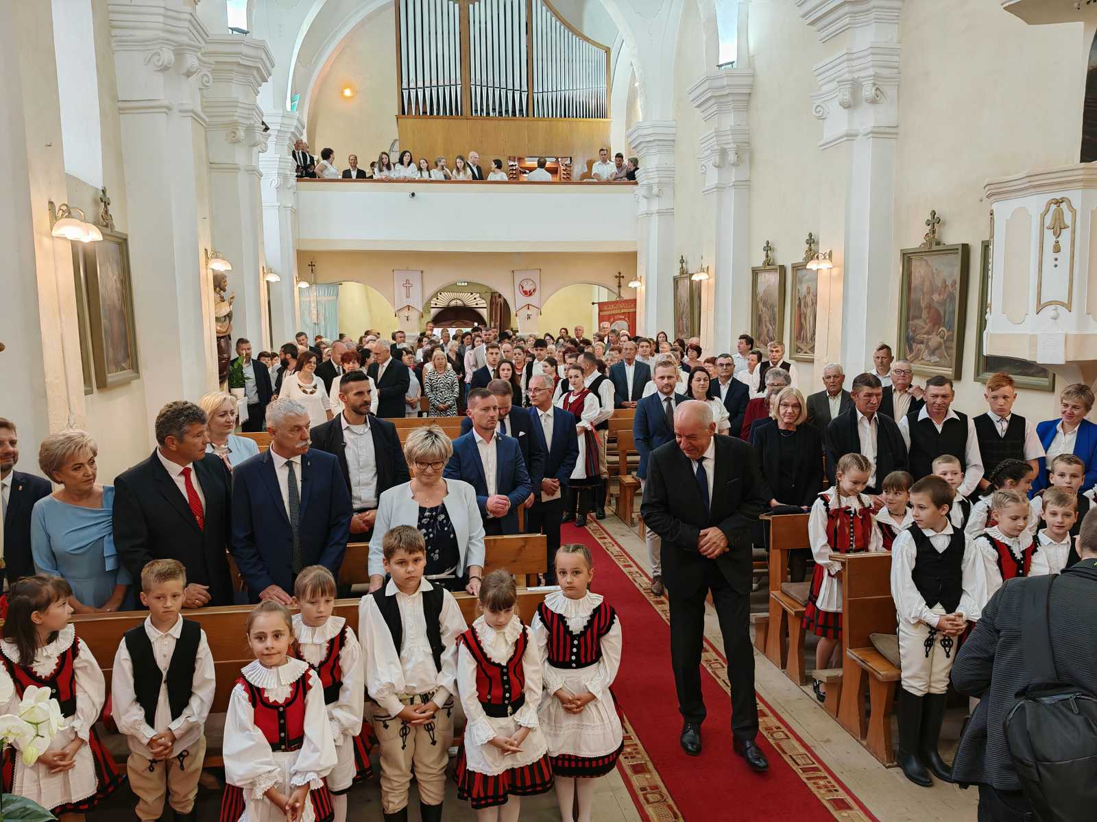 A helyi közösség nagy számban fogadta a magyar államfőt | Fotó: Nagy Imre