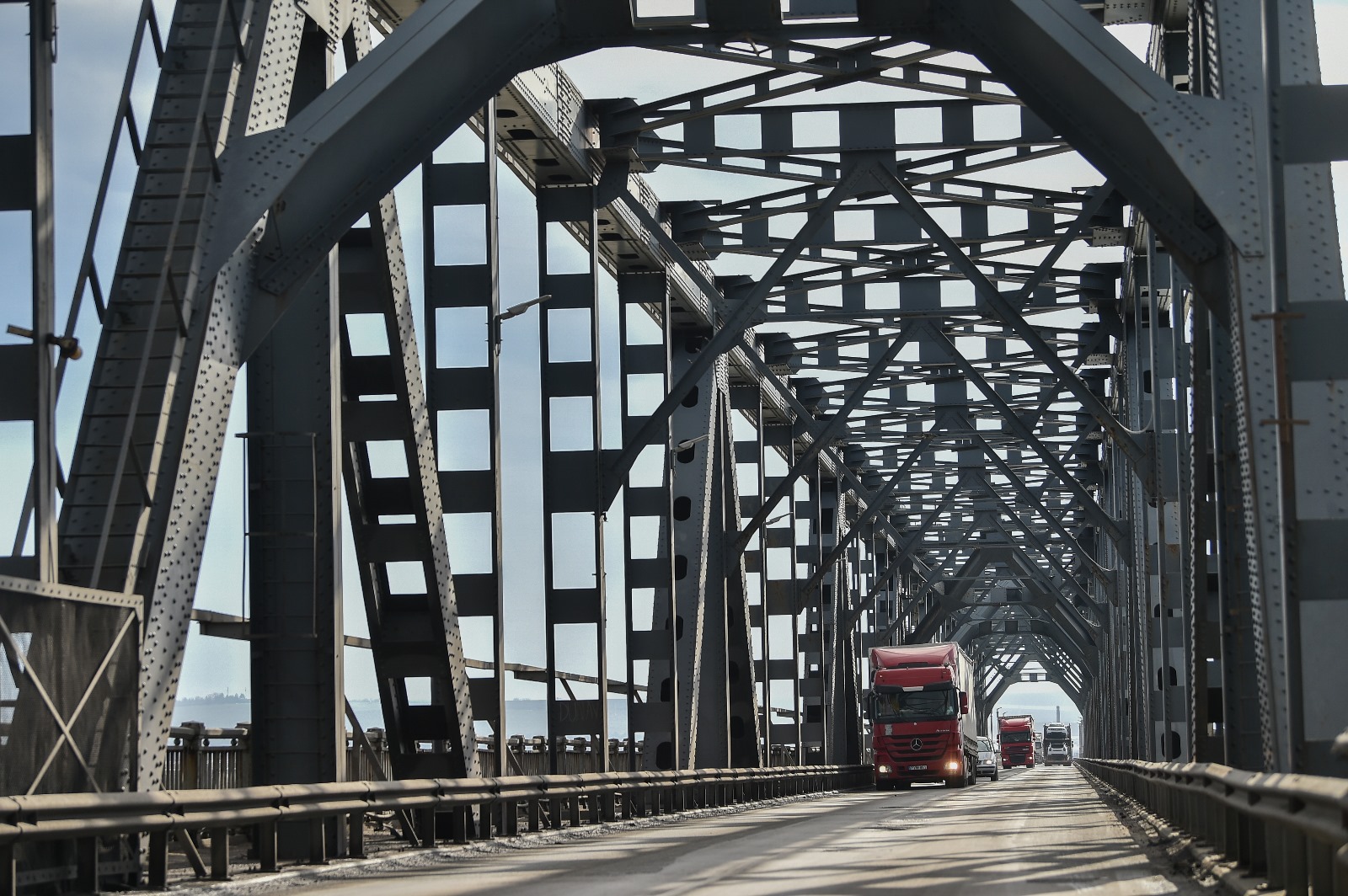 Közel 90 ezerrel több teherautó haladt át a hídon idén május végéig a tavalyi azonos időszakhoz képest. | Fotó: ITPF Giurgiu