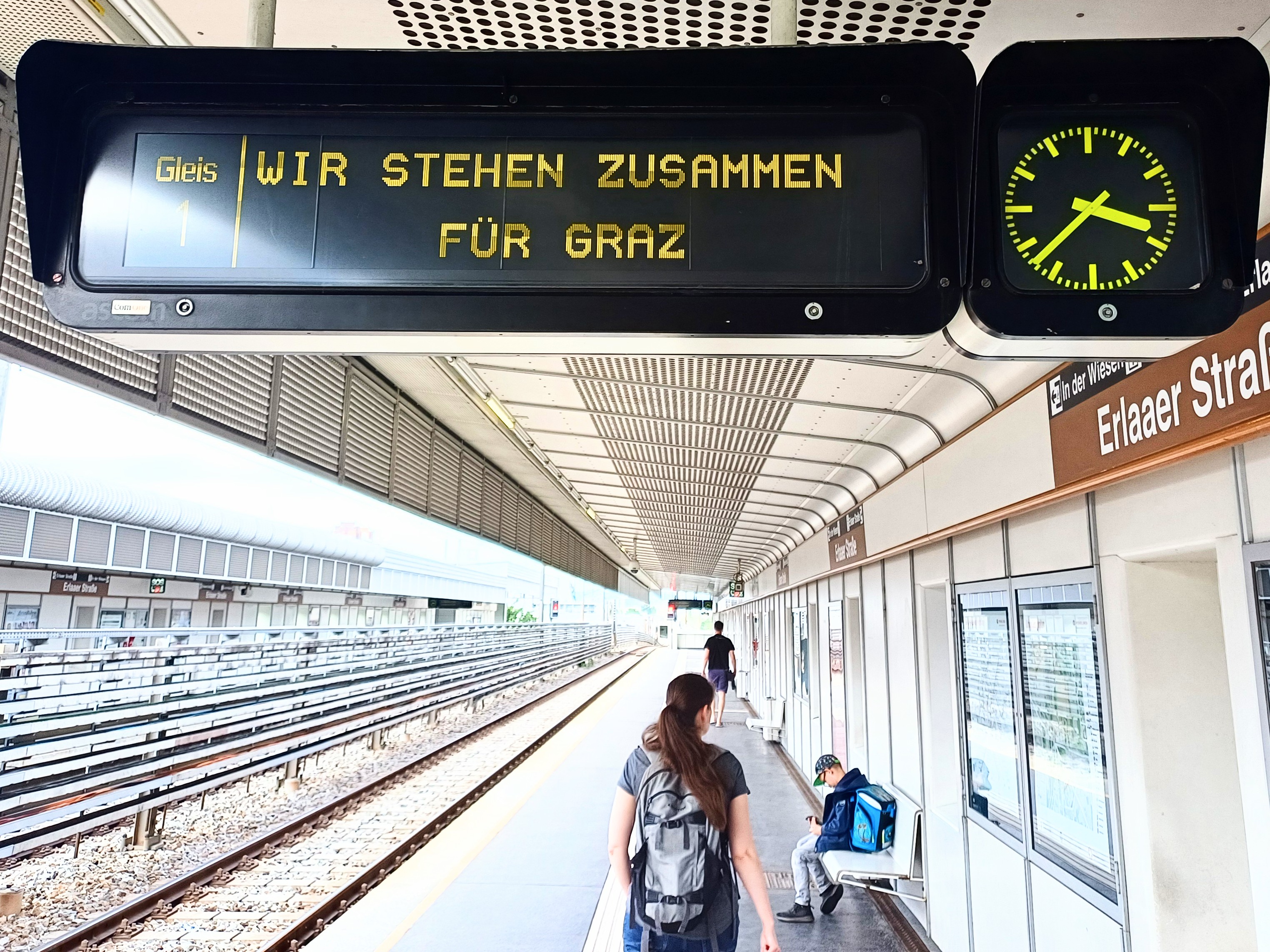 Graz, veled vagyunk - fordíthatnánk szabadon. Az együttérzés jelei mindenütt: bécsi metróállomás. | Fotó: A szerző felvétele