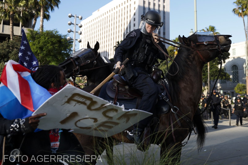 A Los Angeles-i rendőrség összecsapott a tüntetőkkel a Los Angeles-i városháza előtt szerdán. | Fotó: Agerpres/EPA