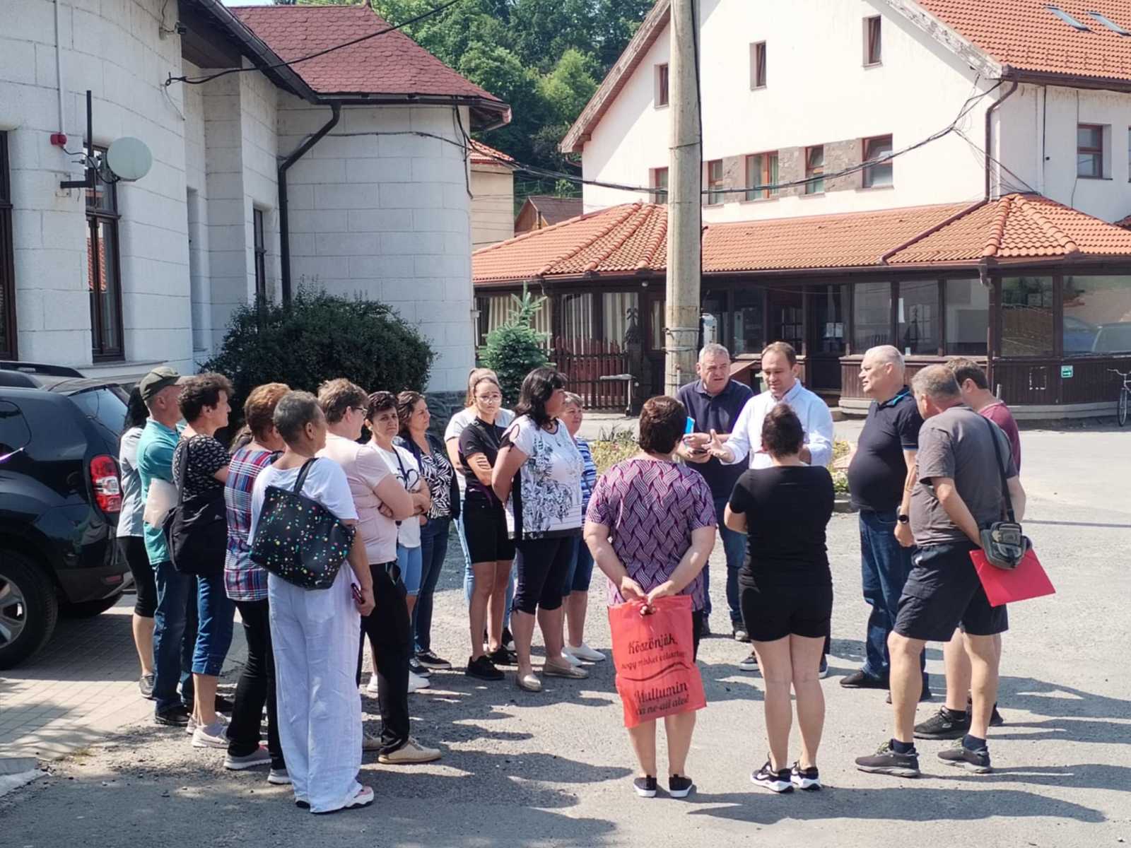 Megbeszélés a parajdi bánya igazgatóságának udvarán | Fotó: Farkas Endre