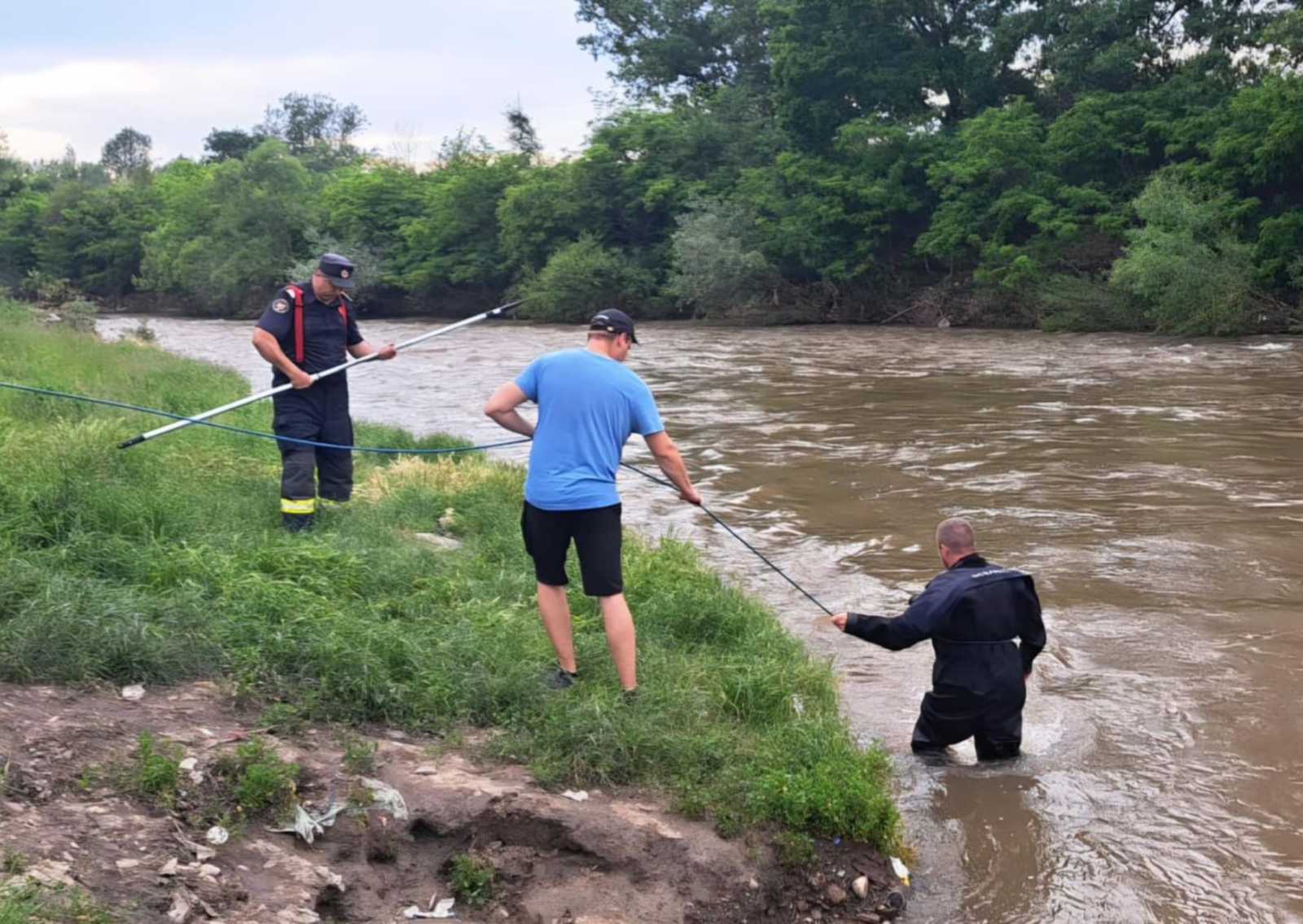 A megduzzadt folyó messzire sodorhatta.