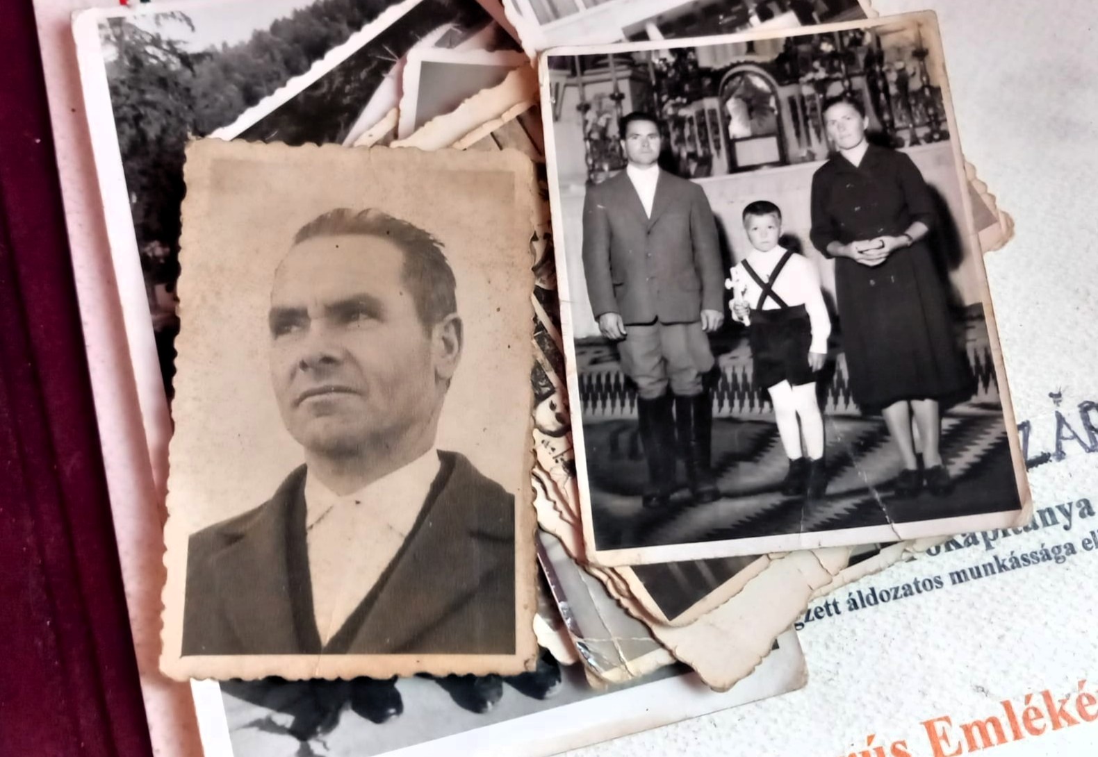 A bal oldali képen Imre István fiatal korában, a jobb oldalin feleségével és fiával
