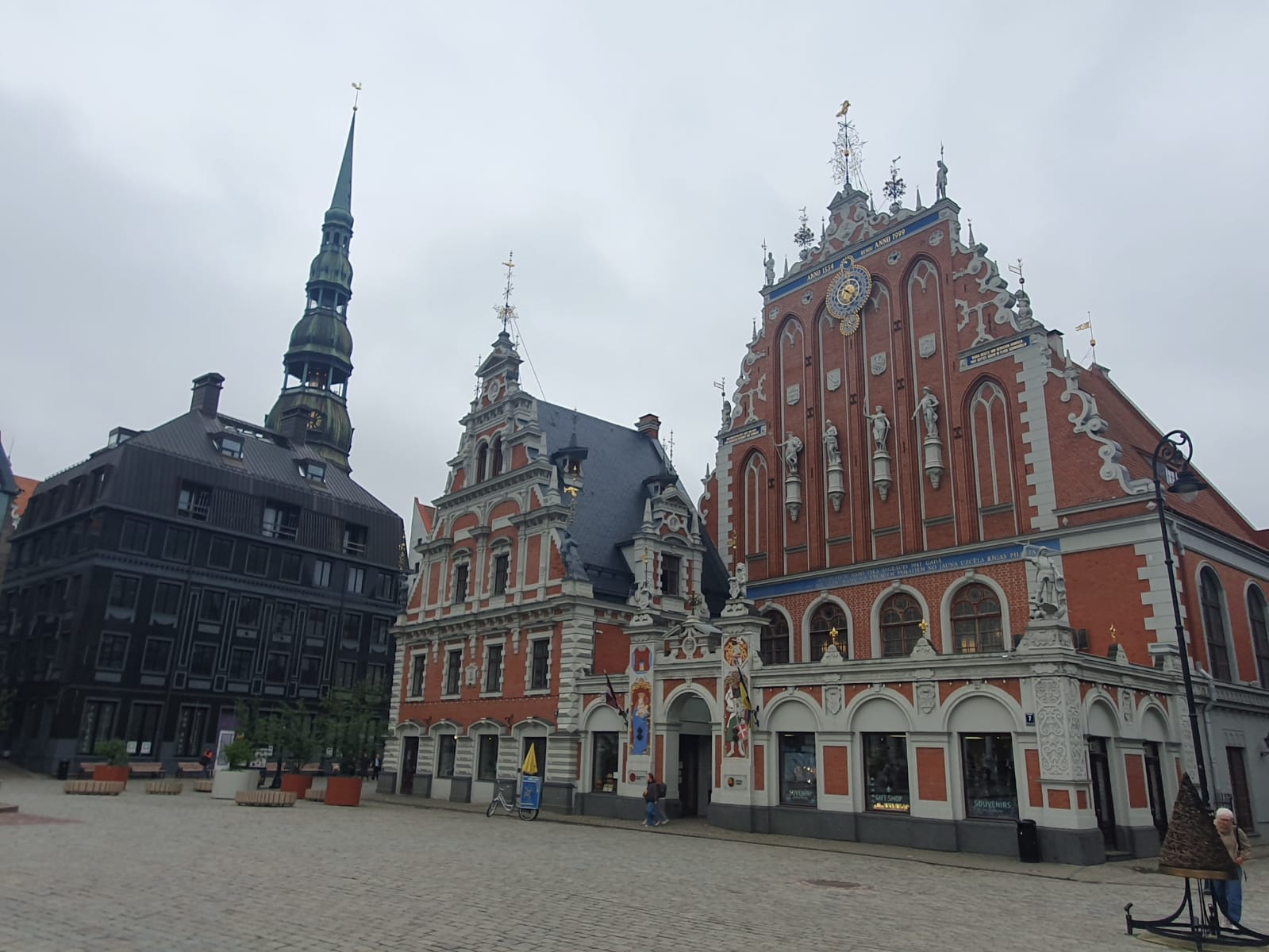 Riga főtere, a háttérben a Szent Péter-templom tornya | A szerző felvétele