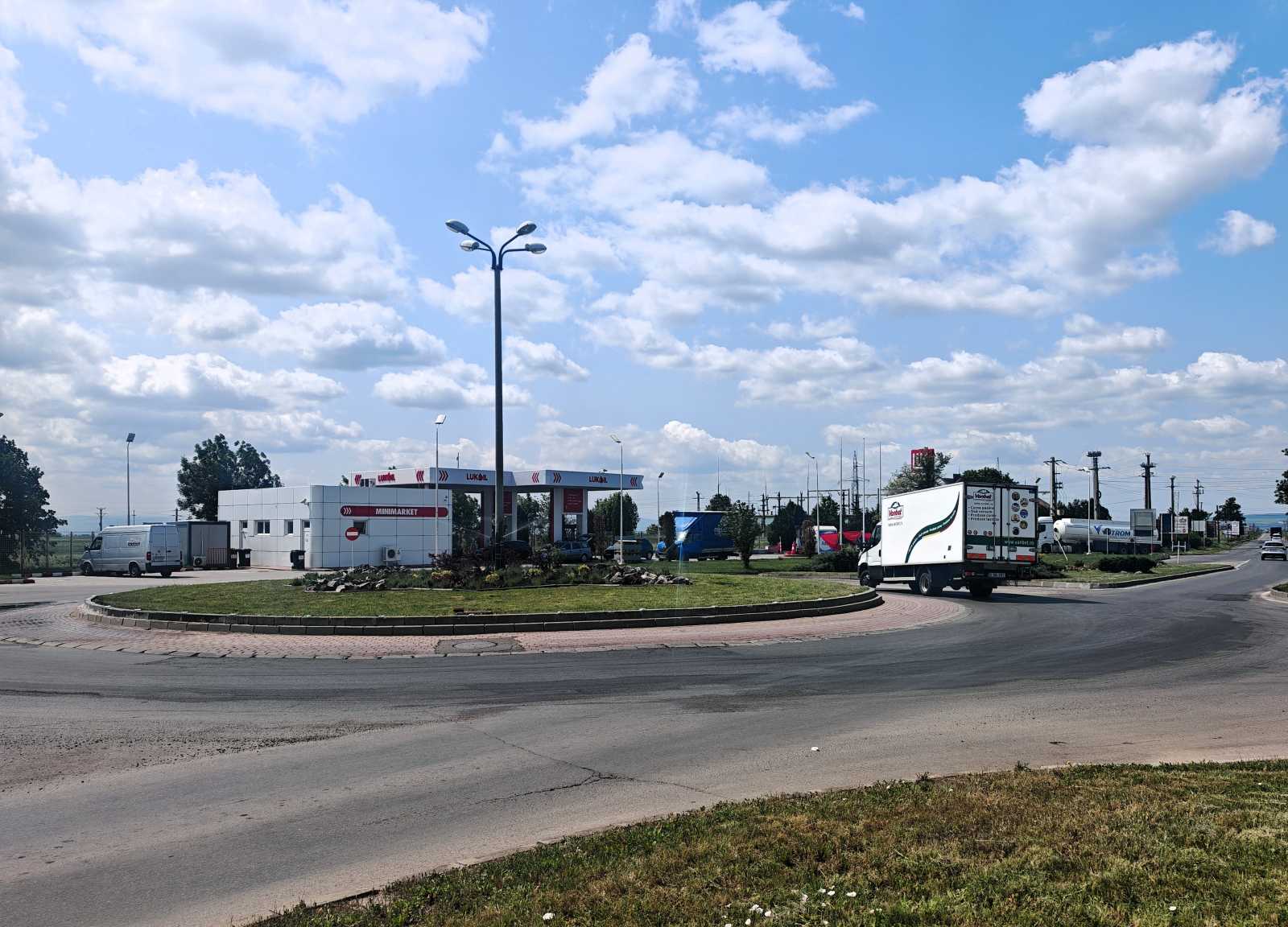 A város Csernáton felőli bejáratánál lévő körforgalomban is van villogófény | Fotó: Nagy Imre