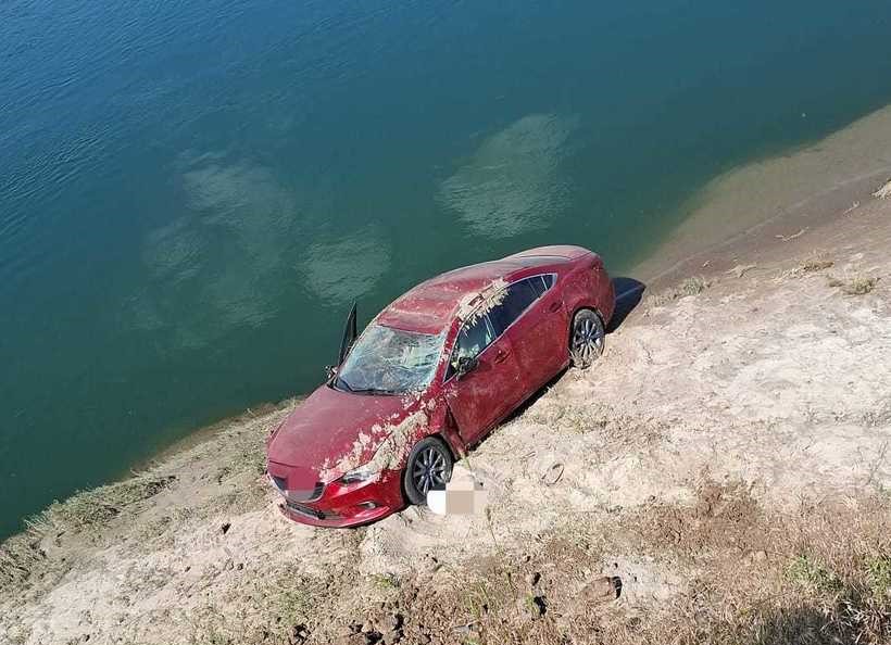 Kishíján a folyóba zuhant egy autó./ Fotó: ISU