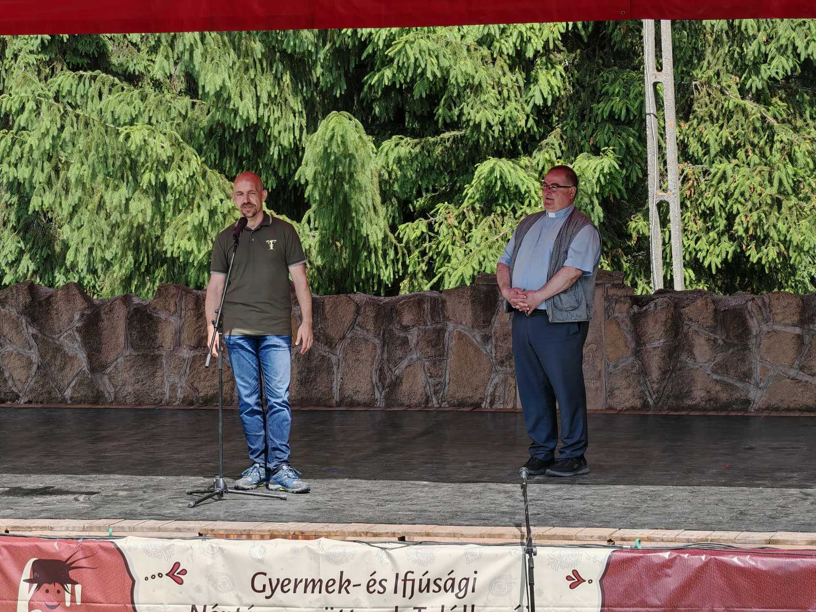 Imreh István igazgató és Pál Ferenc plébános./ A fotók a szerző saját felvételei