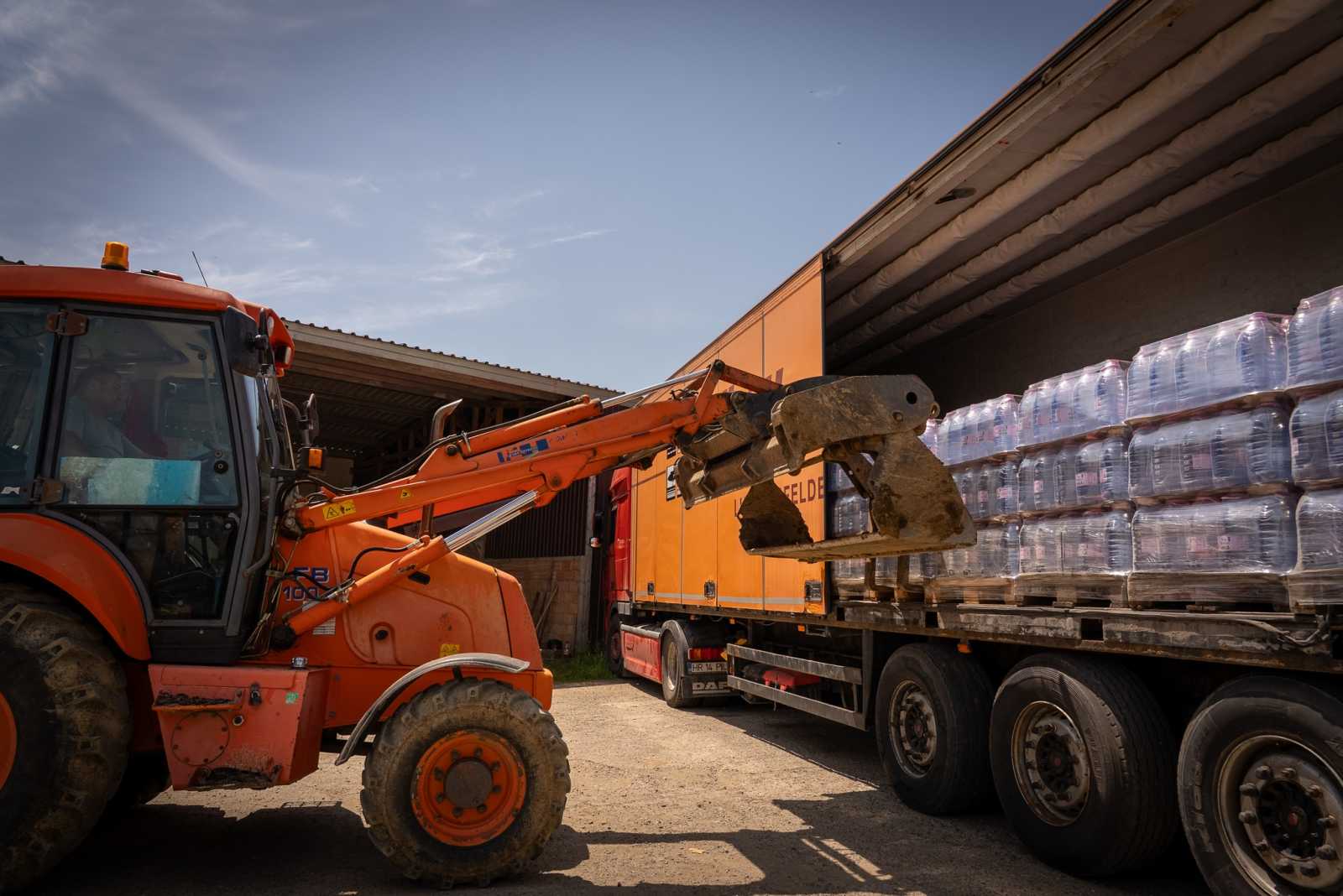 Összesen 19 liter palackozott vizet juttattak el Maros megyei településekre a Székely gazdaszervezetek | Fotó: Székely Gazdaszervezetek Egyesülete