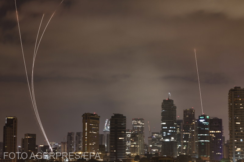 Az izraeli légvédelmi rendszer, a Vaskupola, elfogja az Iránból kilőtt rakétákat Tel Aviv felett. | Fotó: Agerpres/EPA