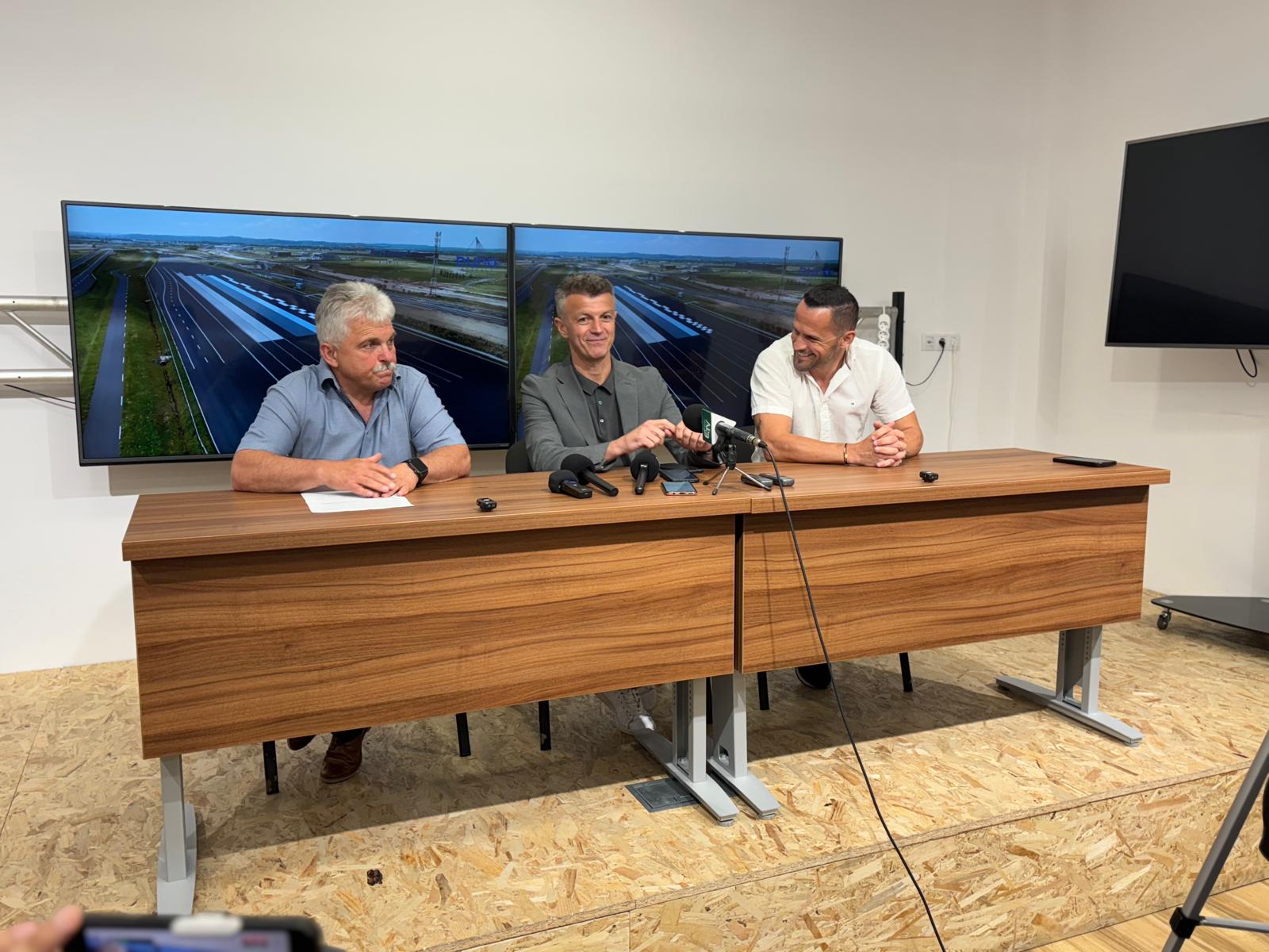 A vezetőedző lendülettel lát neki a munkának.