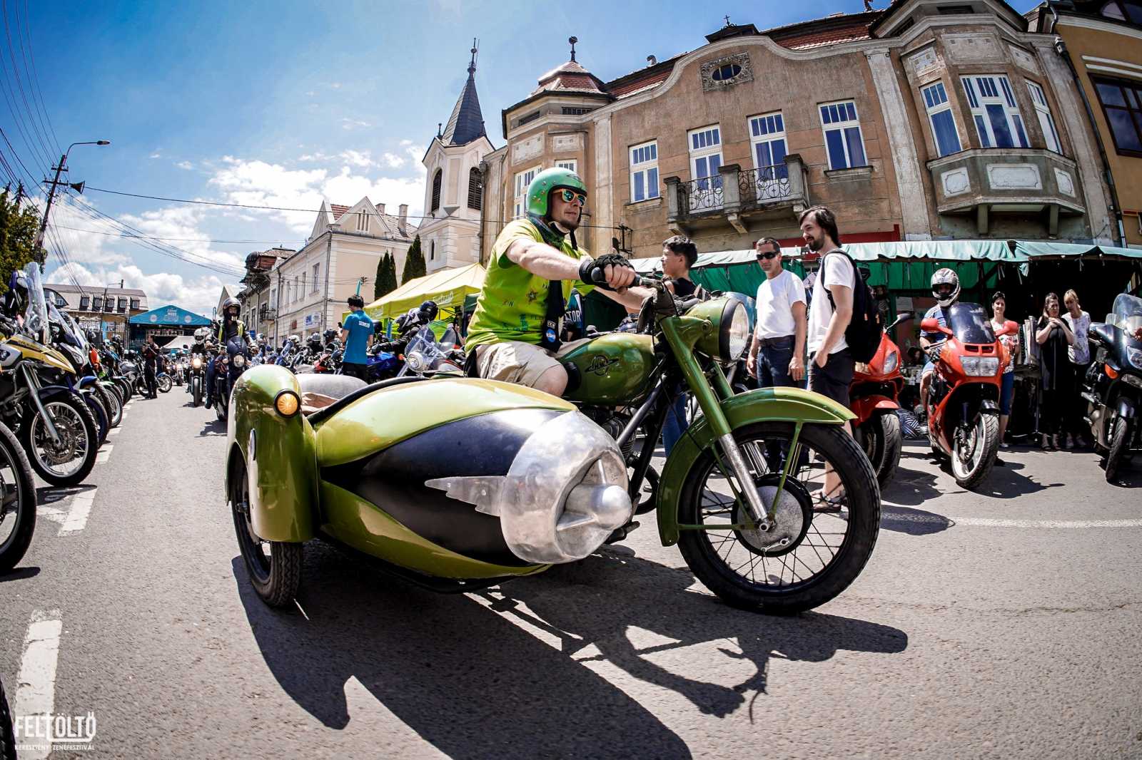 A motoros áldás sem marad el.