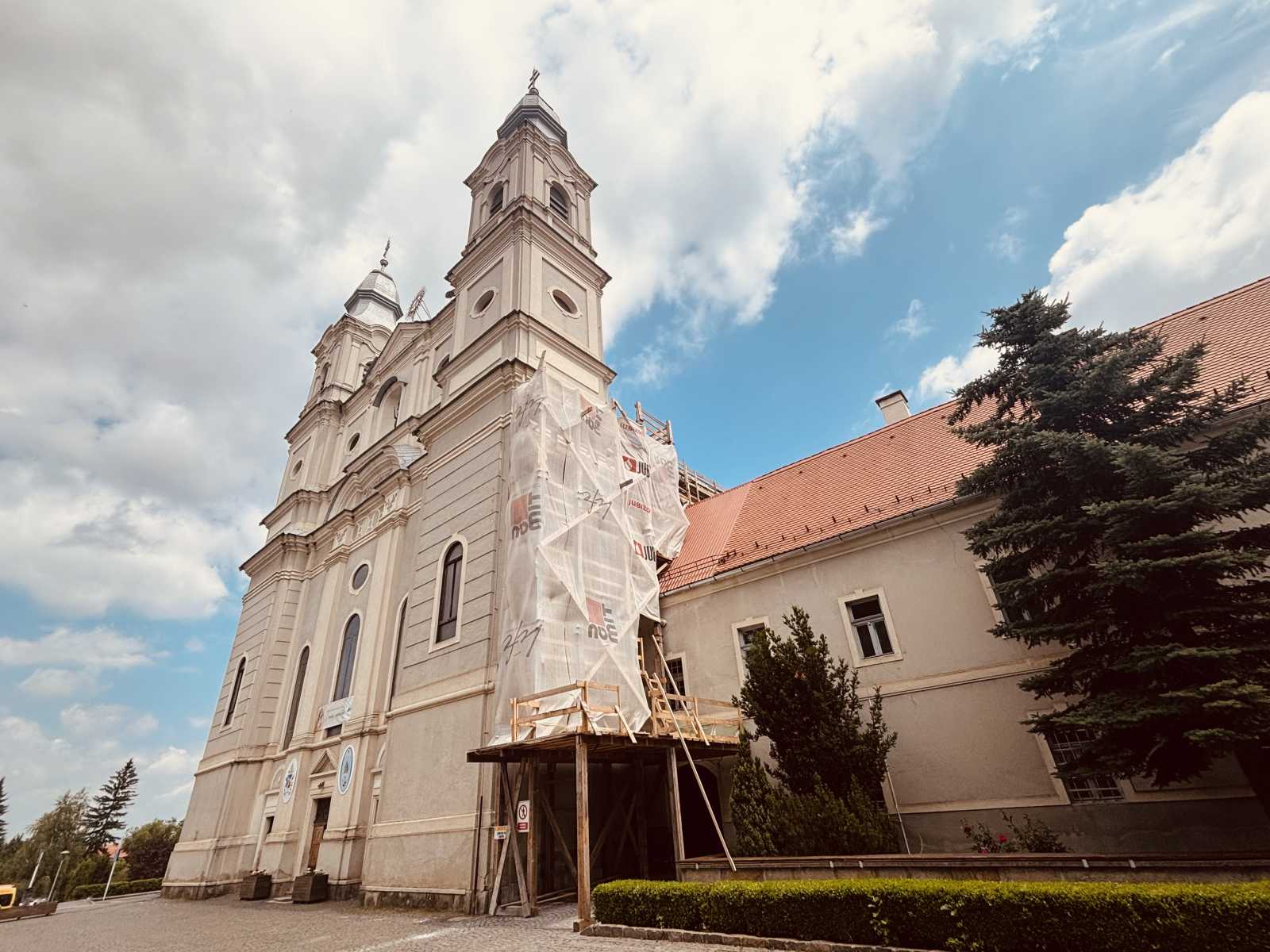 A tetőt borító palát teljesen ki kell cserélni, közben a falakat is tisztítják, javítják.