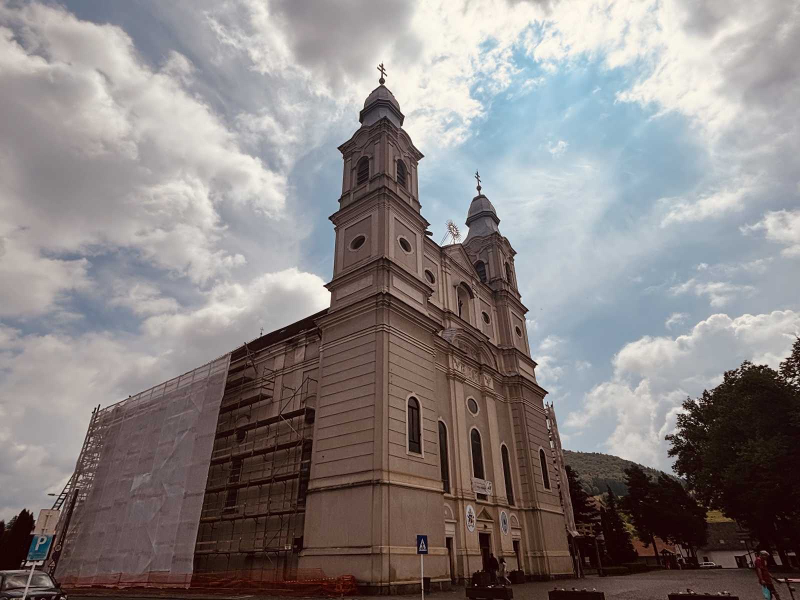 Napról-napra látványosabb a csíksomlyói kegytemplom megújulása. Már a Szék útja felőli résznél járnak a munkálatokkal.