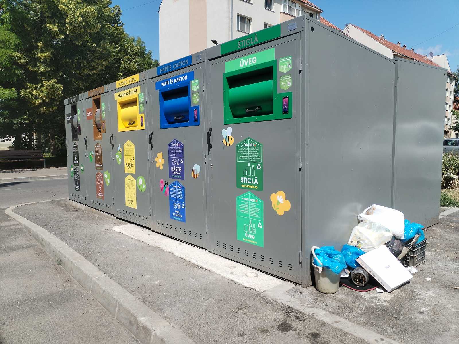 Sokan még mindig inkább a tárolók mellé teszik a szemetet 
