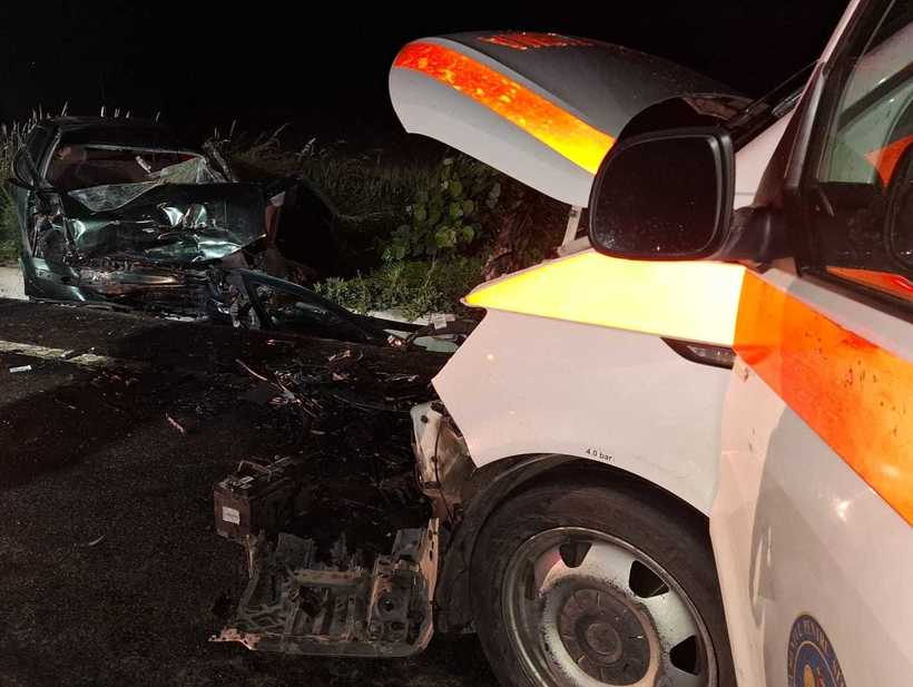 Ketten meghaltak, négyen pedig megsérültek egy közúti balesetben./ Fotó: katasztrófavédelem