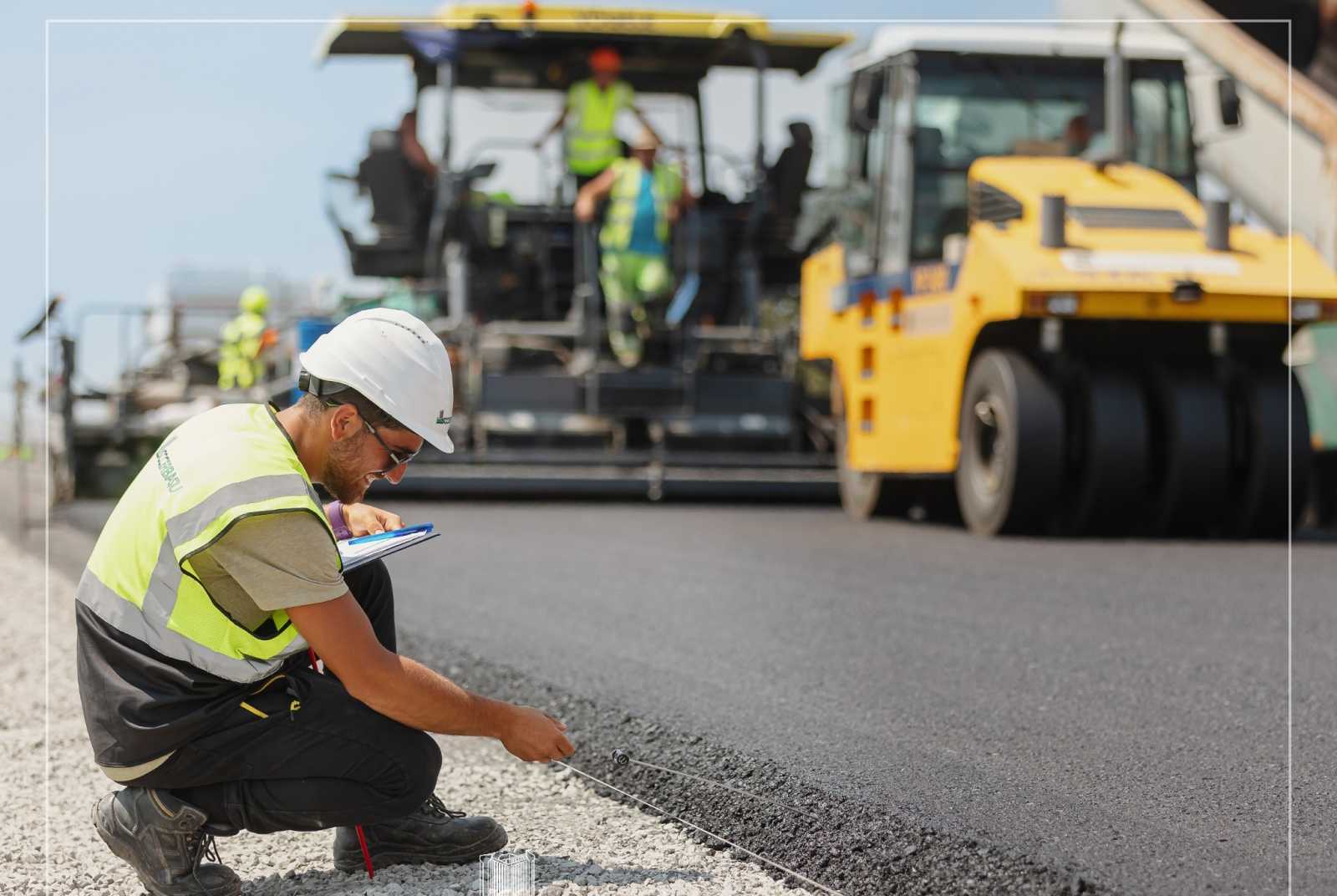 Terítik az aszfaltot | Fotó: Facebook/Constructii Erbasu