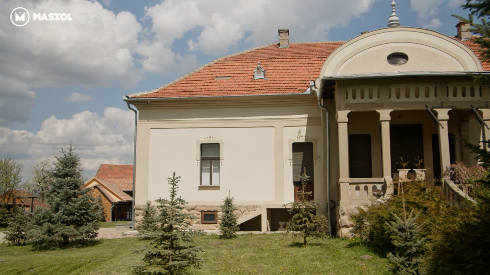 A Gelencén található Csoma-kúriát az örökösök ma is önerőből újítják, hogy felmenőik tiszteletére visszaadják az épület régi pompáját.
