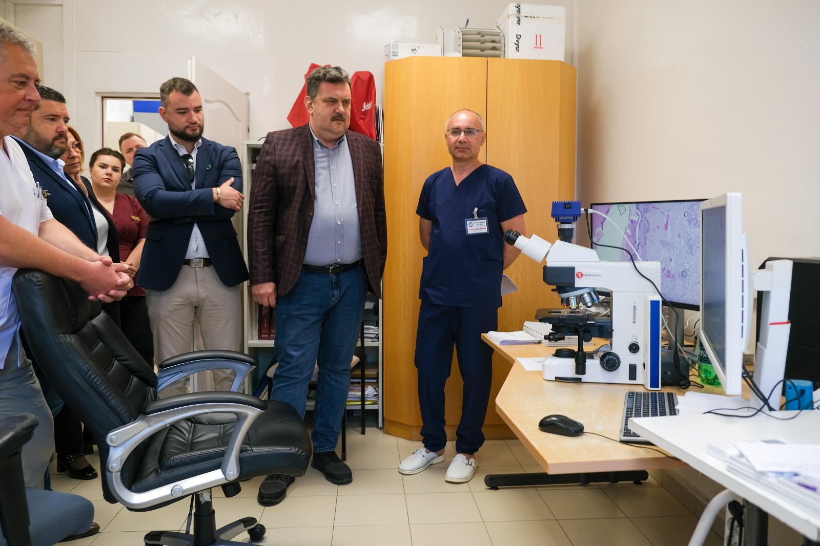 Pataki Csaba megyeitanács-elnök szerint a daganatos betegségben szenvedők kezelésében jelent előnyt az új felszerelés | Fotó: Szatmár Megyei Tanács