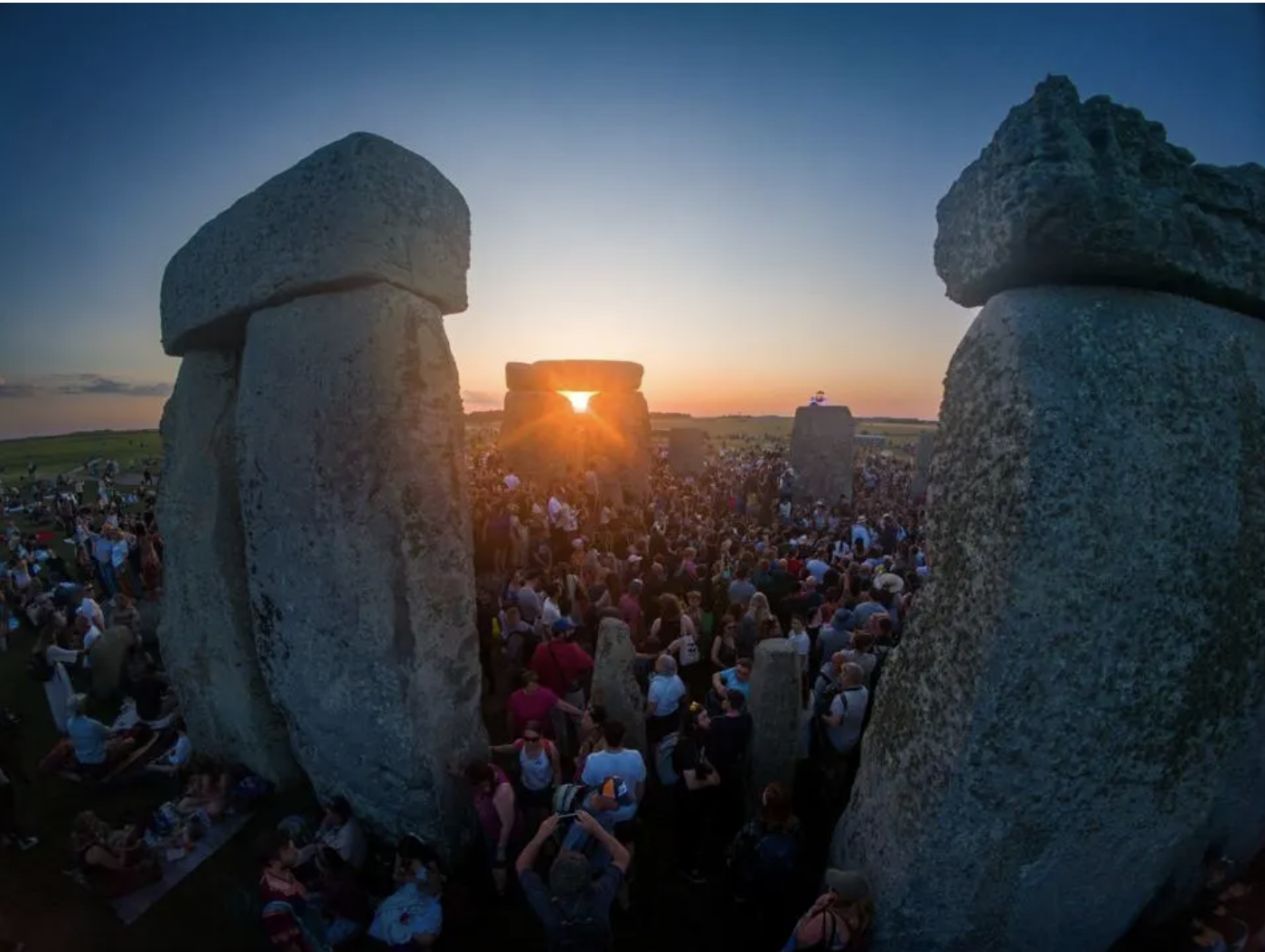 Ezrek köszöntötték a nyári napfordulót a Stonehenge ősi kövei között | Fotó: Forbes-képernyőmentés