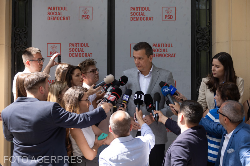 Sorin Grindeanu, a PSD ideiglenes elnöke nyilatkozik a Szociáldemokrata Párt (PSD) Országos Politikai Tanácsának végén, a PSD székházánál. | Korábbi felvétel | Fotó: Agerpres