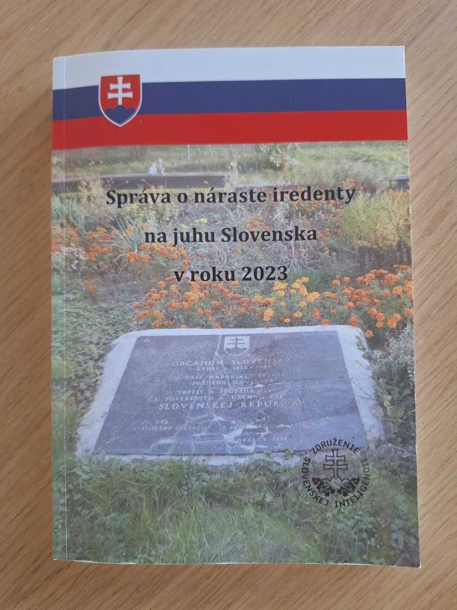 A Jelentés a dél-szlovákiai irredentizmus erősödéséről 2023-ban című kötet l Fotó: Napunk