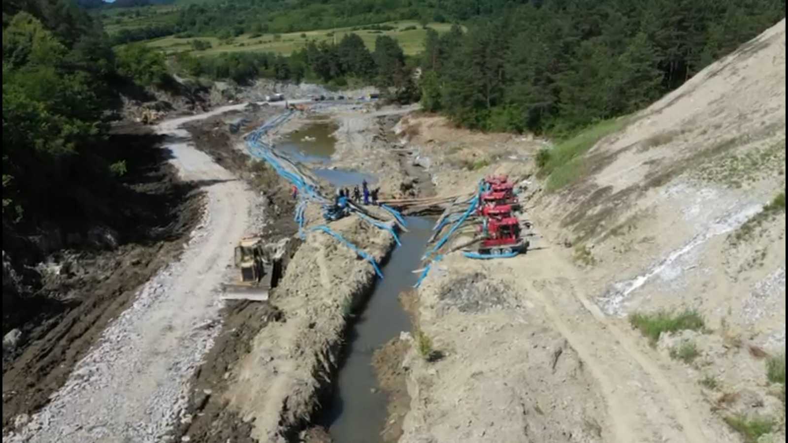 Továbbra is szivattyúzzák a vizet a bánya fölötti mederszakaszon | Fotó: Képernyőmentés