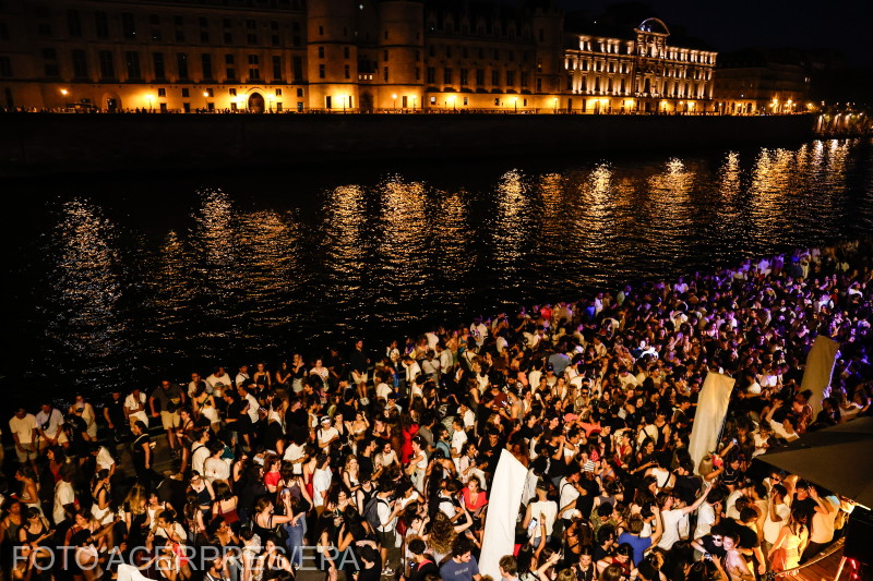 Tömeg a Fete de la Musique rendezvényen Párizsban, június 21-én. Az éves zenei ünnepséget 1982. óta szervezik Párizsban, és ma már nemzetközi szinten is. | Fotó: Agerpres