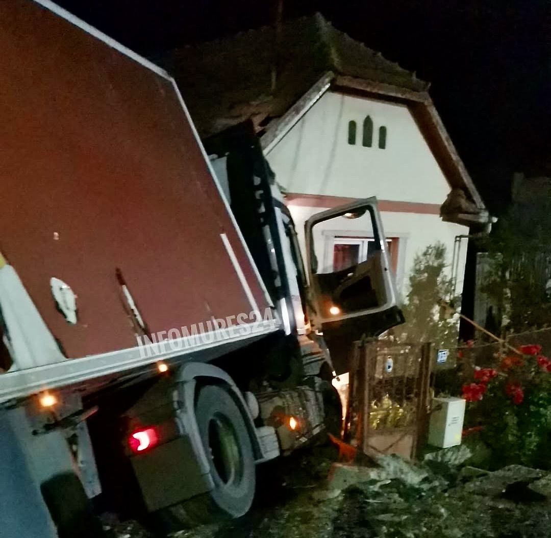 Családi házba rohant egy nyergesvontató  a Maros megyei Héjjasfalván | Fotó: Info Mures