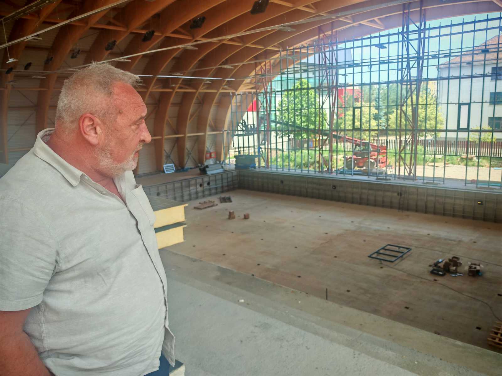 Ez lesz a nagymedence fölötti lelátó. Bokor Tibor polgármester reméli, hogy be tudják fejezni az épületet.
