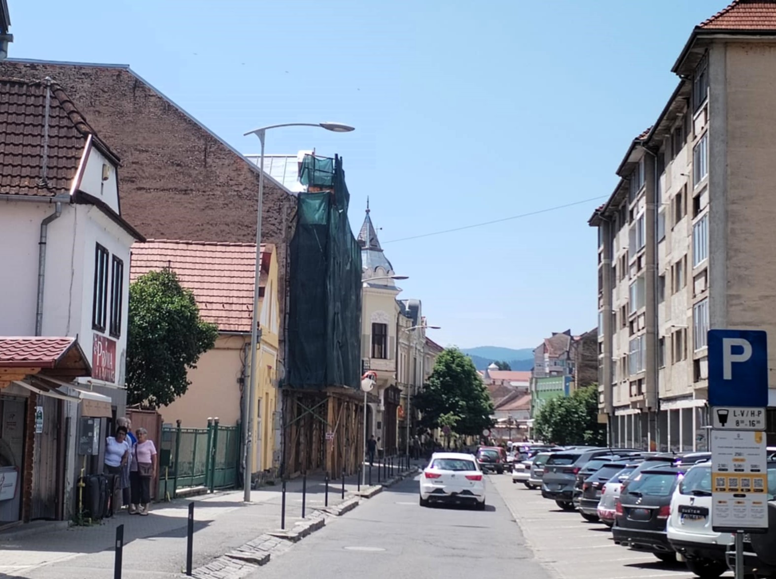 A felállványozott épület a Márton Áron utca 4. szám alatti bérház 