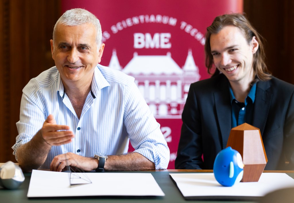 Domokos Gábor, a Budapesti Műszaki és Gazdaságtudományi Egyetem (BME) professzora (b) és Almádi Gergő építészmérnök hallgató a világ első monostabil tetraéderének bemutatóján a BME Országos Műszaki Információs Központ és Könyvtárban tartott sajtótájékoztatón 2025. június 25-én. | Fotó: BME