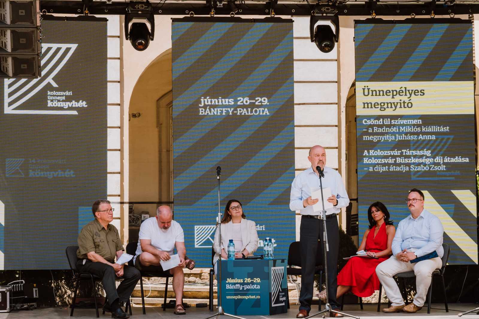 Markó Béla költő köszöntötte az egybegyűlteket.
