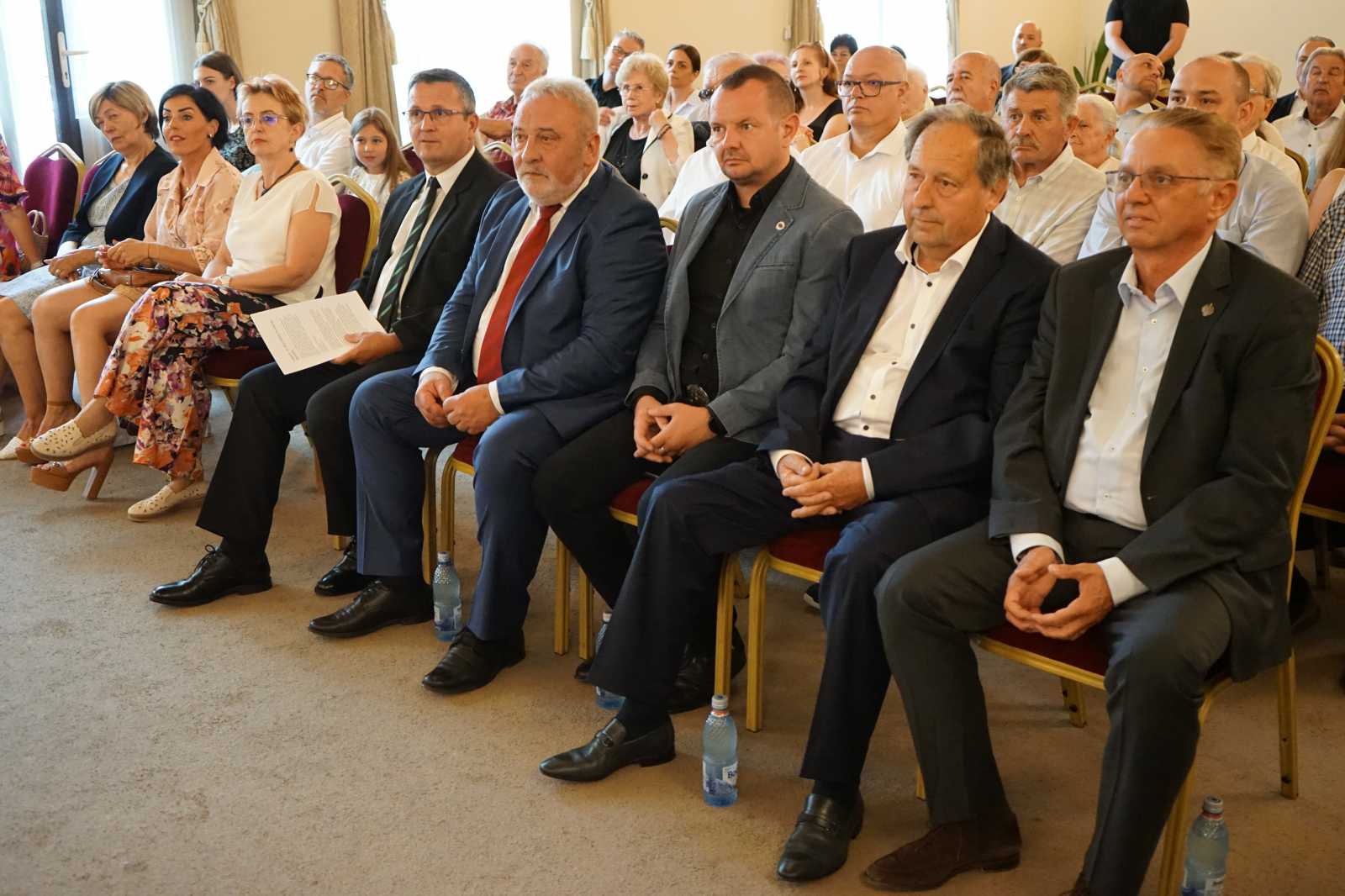 Jobbról: Fejér László Ödön szenátor, dr. Mucsi Mihály, Szilveszter Szabolcs alpolgármester, Bokor Tibor polgármester és Beder Imre tiszteletes | A szerző felvételei