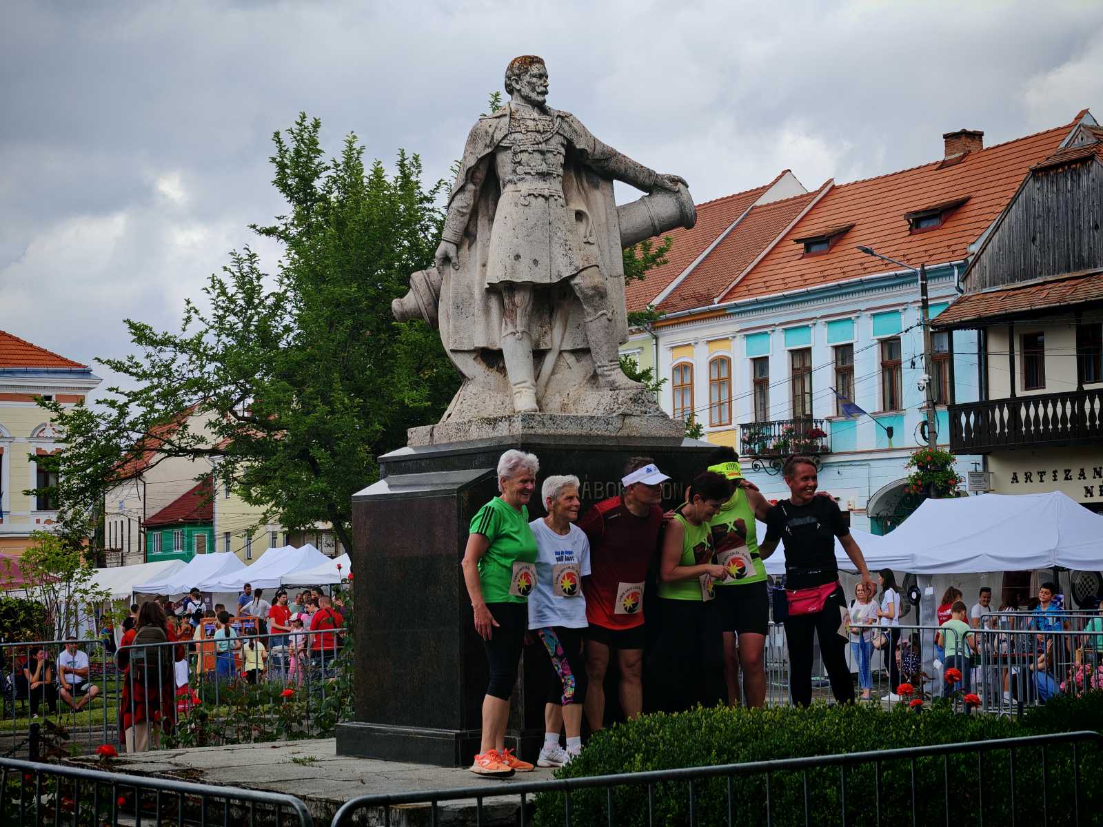Elkészült a csoportkép a példaképük szobra előtt.