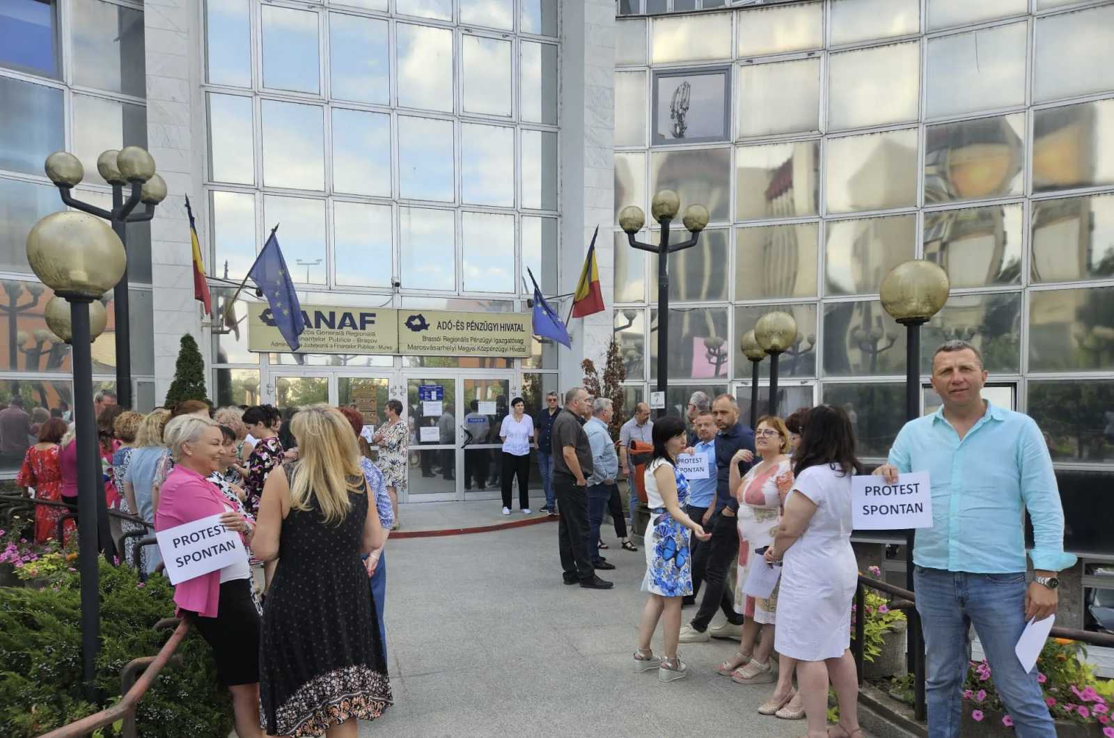 Sztrájkőrséget álltak az ANAF marosvásárhelyi épülete előtt az alkalmazottak| Fotó: Cuvântul Liber