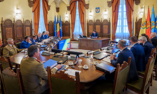 A Legfelsőbb Védelmi Tanács ülése az államfő vezetésével. | Fotó: csat.presidency.ro