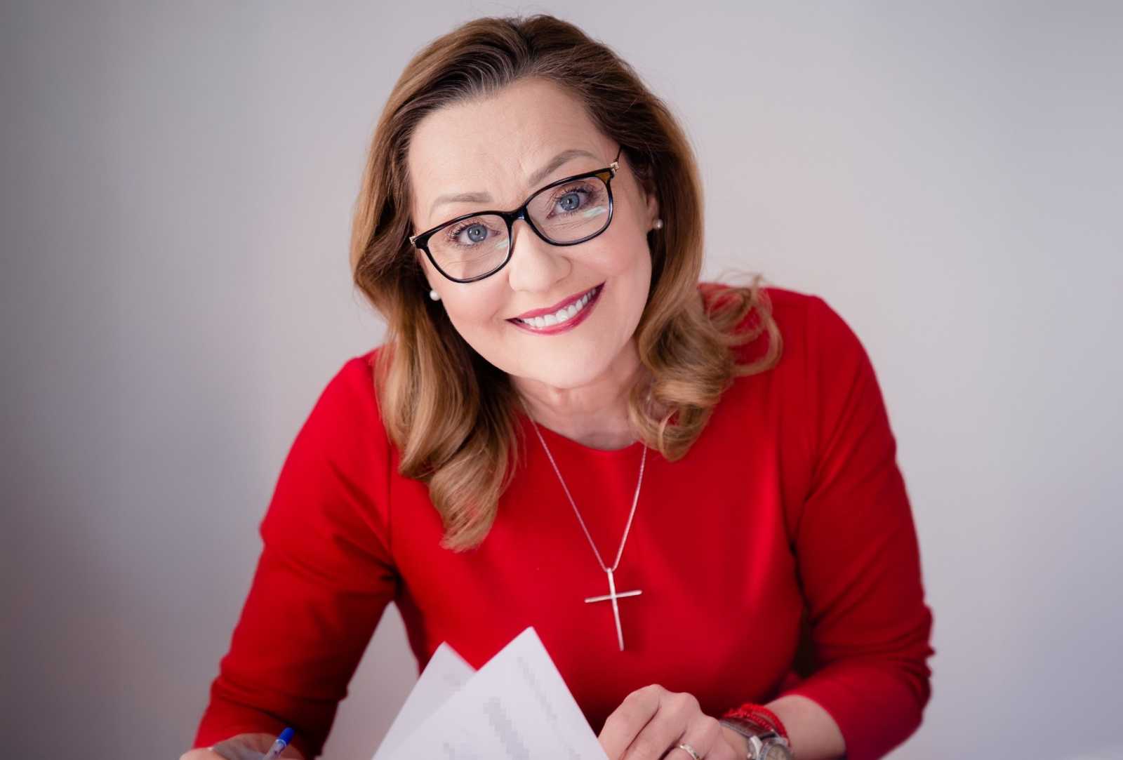 Gyakran látható hatalmas kereszttel a nyakában | Fotó: Elena Lasconi Facebook-oldala