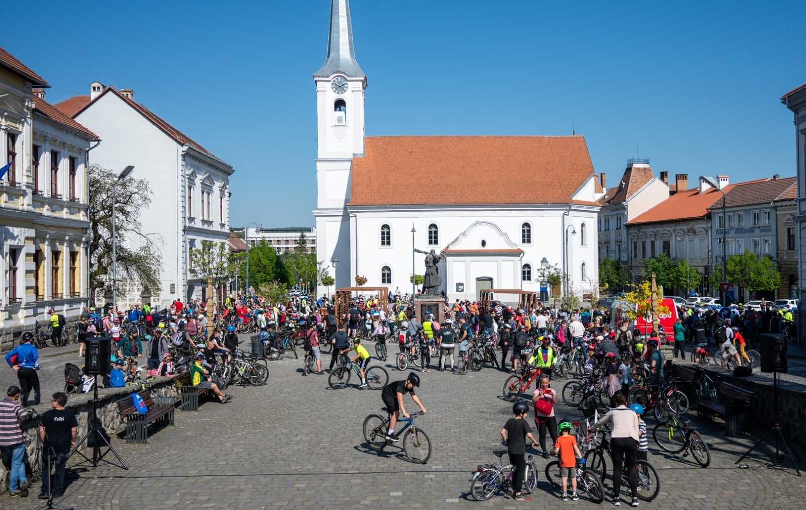 A kerékpárosok a város központjából indultak közösen a Szejkére | Fotó: udvarhely.ro