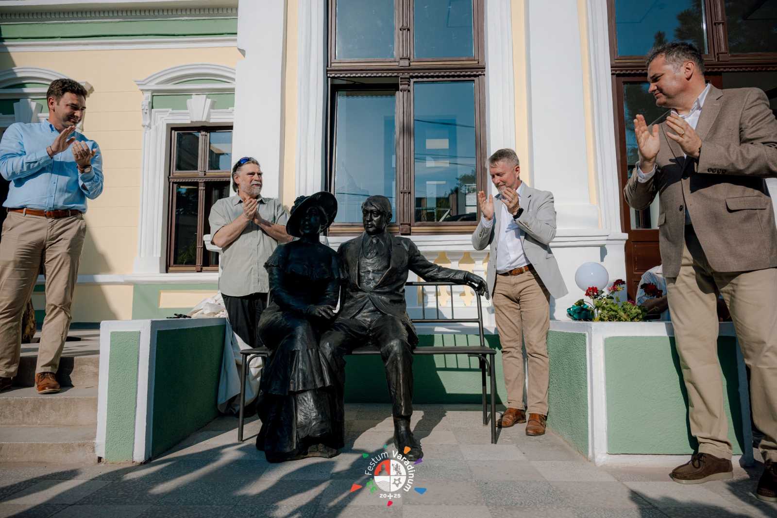 Ady Endrével és múzsájával, Lédával lehet "ücsörögni" a padon a nagyváradi Léda-ház bejáratánál | Fotó: Festum Varadinom/Tokos Márk