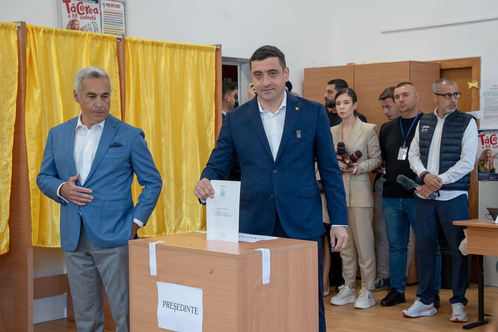 Az exit poll felmérések szerint az első fordulót megnyerő George Simion csak videóüzenetben szólalt fel urnazárást követően | Fotó: George Simion Facebook-oldala